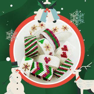 Krásné Vánoce 🎄🎁 Vánoční šité prstýnky z korálků Miyuki. #christmas #christmasring #christmasbeads #miyuki #vanoce...