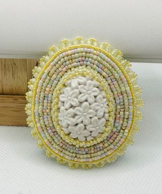 Velikonoce se blíží 🪺 #happyeaster #eggfrombeads #brooch #beadwork #velikonoce #koralkovani #koralkyodhanky